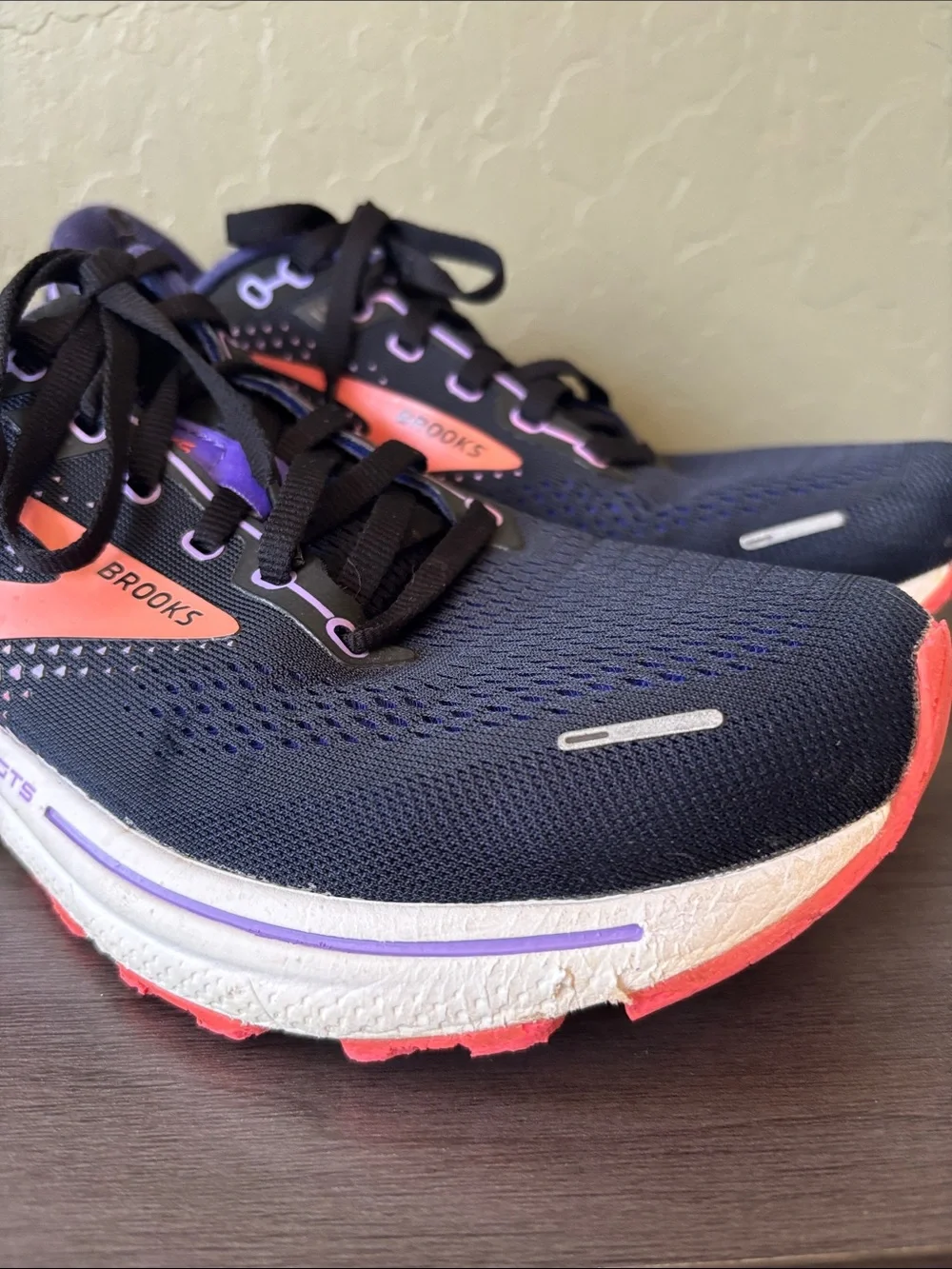 Brooks Adrenaline GTS 22 Road Running Black Purple Peach Sneakers Size 10.5